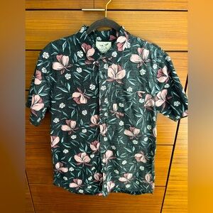 Aloha Print Short Sleeve Camp Shirt. Made of 98%  cotton/2% spandex in size M.